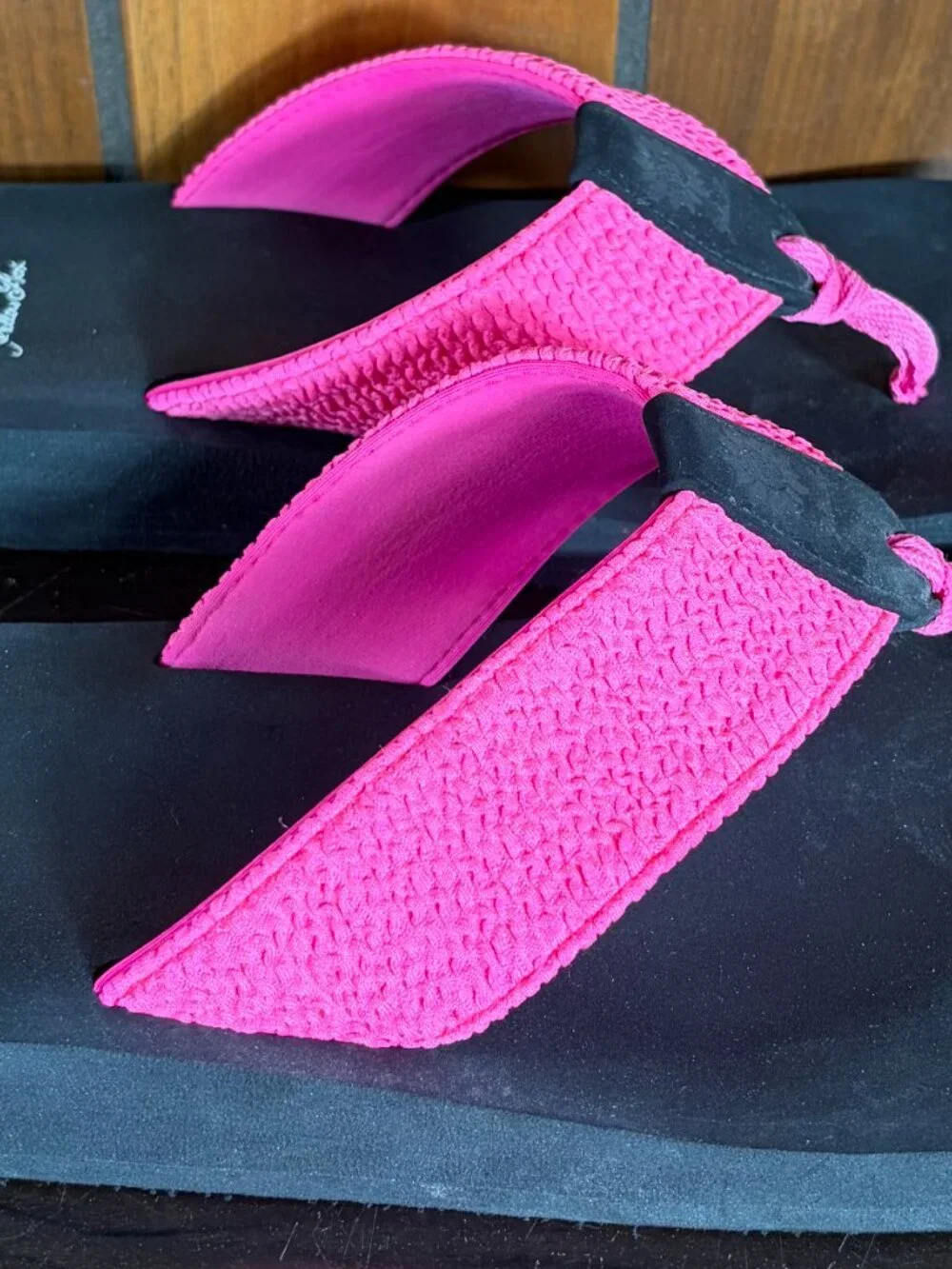 Yellow Box Frizzle Flip Flops Neon Pink Fabric Upper Womens Sz 9.5 - EUC - Picture 2 of 6